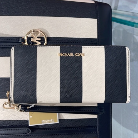 MICHAEL KORS JST 
Leather Continental Wristlet Phone Case Wallet
Black Multi
NWT - Picture 14 of 16